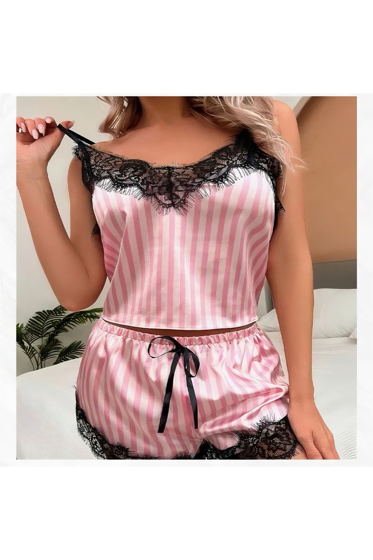 Pembe Çizgili Saten Dantelli Şortlu Takım - Şık ve Rahat Ev Giyimi