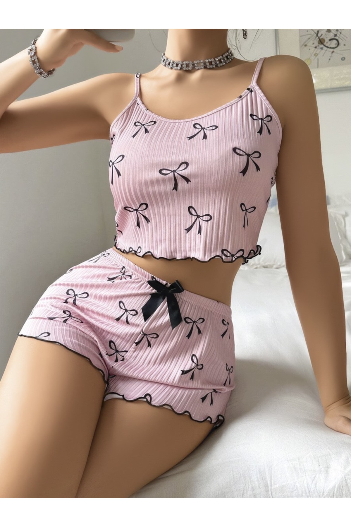 Kadın Pembe Kurdele Desenli Şortlu Pijama Takımı – Rahat ve Şık Ev Giyim