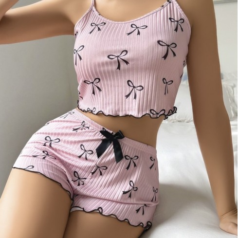 Kadın Pembe Kurdele Desenli Şortlu Pijama Takımı – Rahat ve Şık Ev Giyim