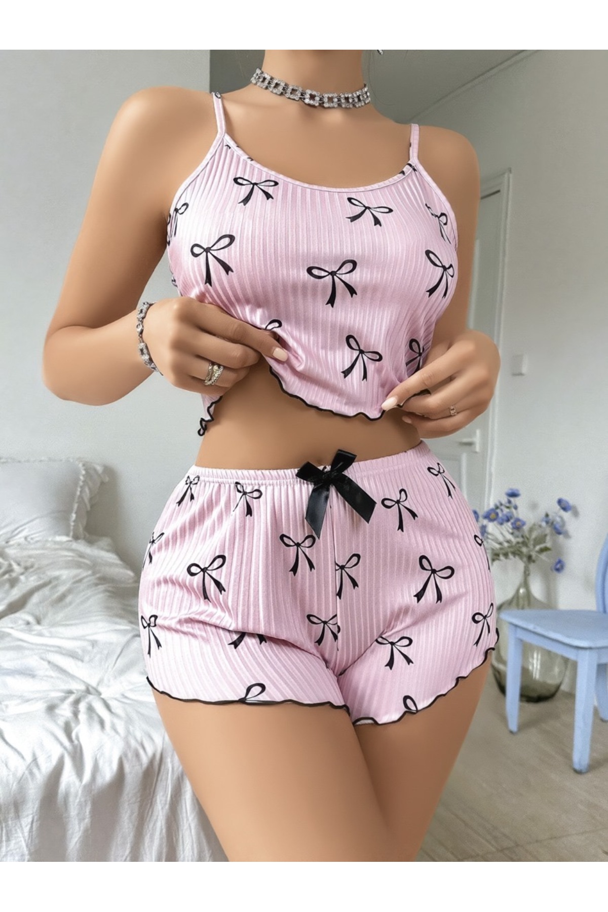 Kadın Pembe Kurdele Desenli Şortlu Pijama Takımı – Rahat ve Şık Ev Giyim