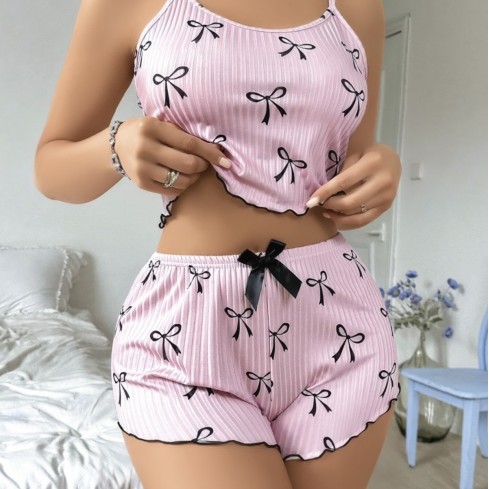 Kadın Pembe Kurdele Desenli Şortlu Pijama Takımı – Rahat ve Şık Ev Giyim