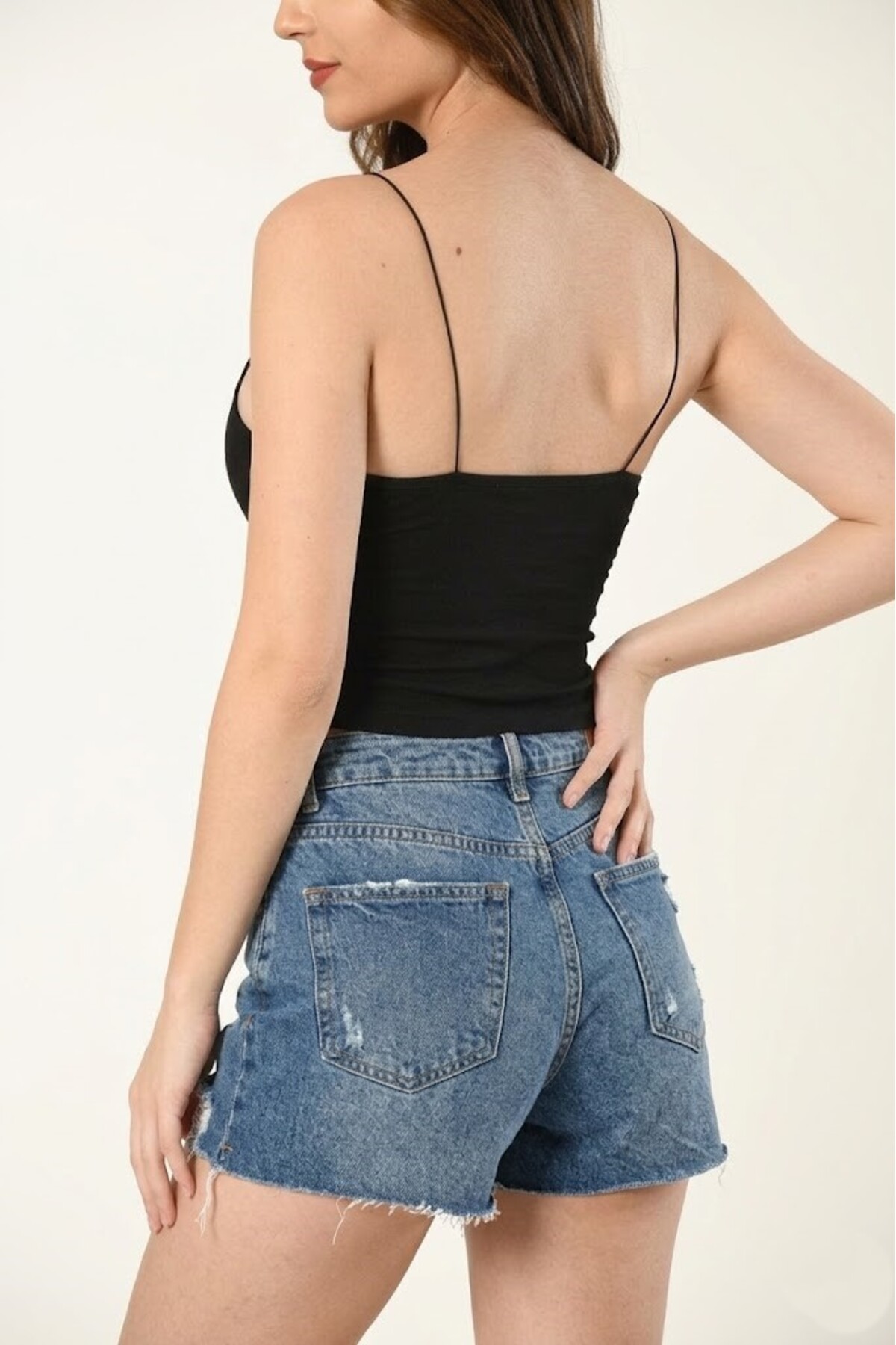 Nuitamore Siyah ve Beyaz İkili Set – İp Askılı Crop Top Astarlı Büstiyer Bluz