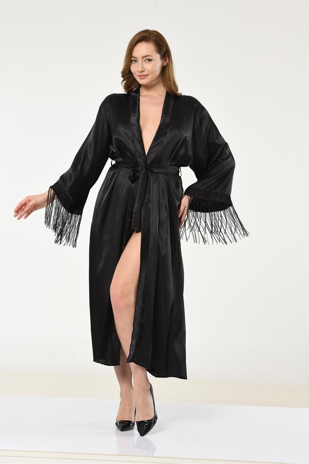 Kolları Saçaklı Siyah Saten Kimono.
