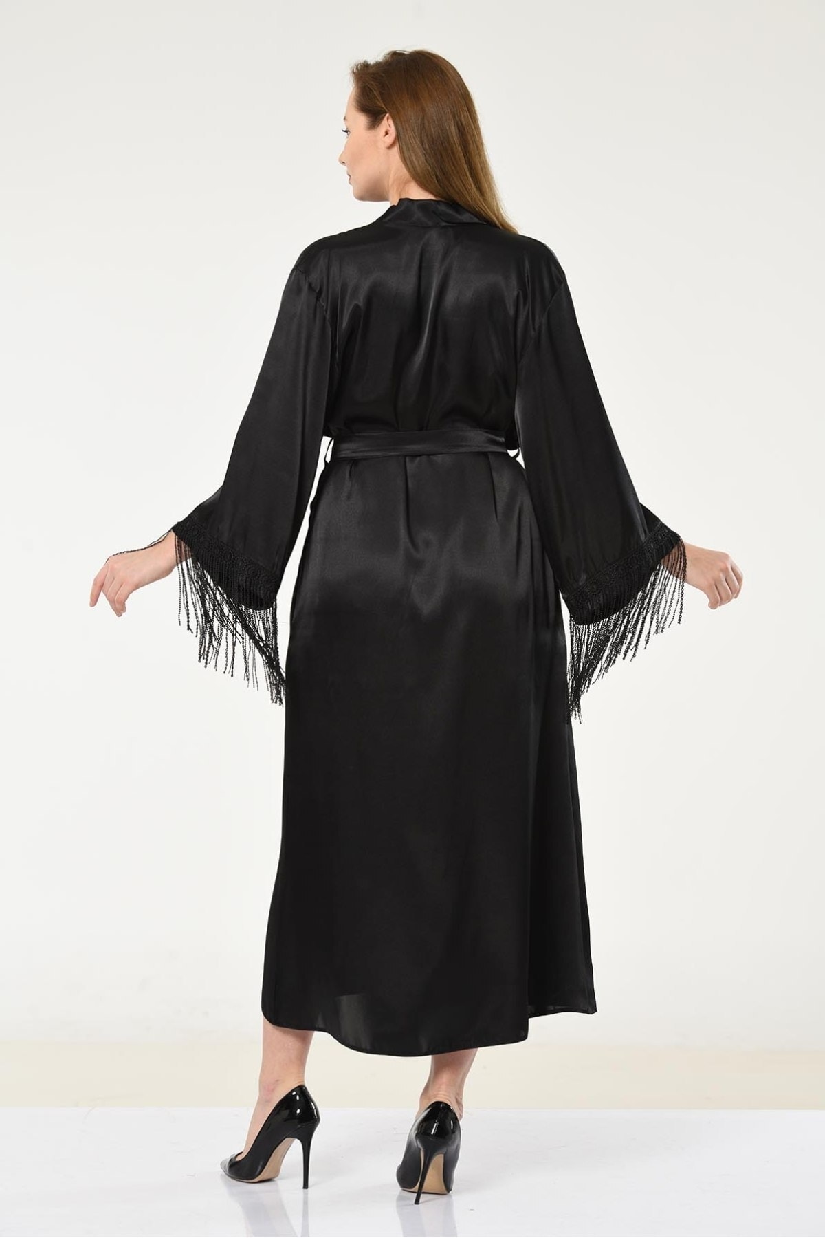 Kolları Saçaklı Siyah Saten Kimono.