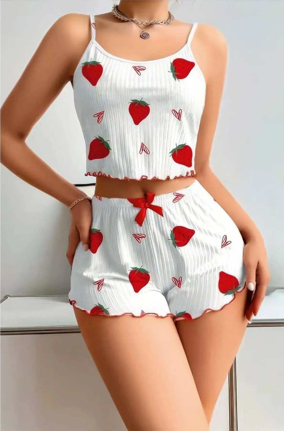 Beyaz Çilek Desenli Askılı Şortlu Pijama Takımı