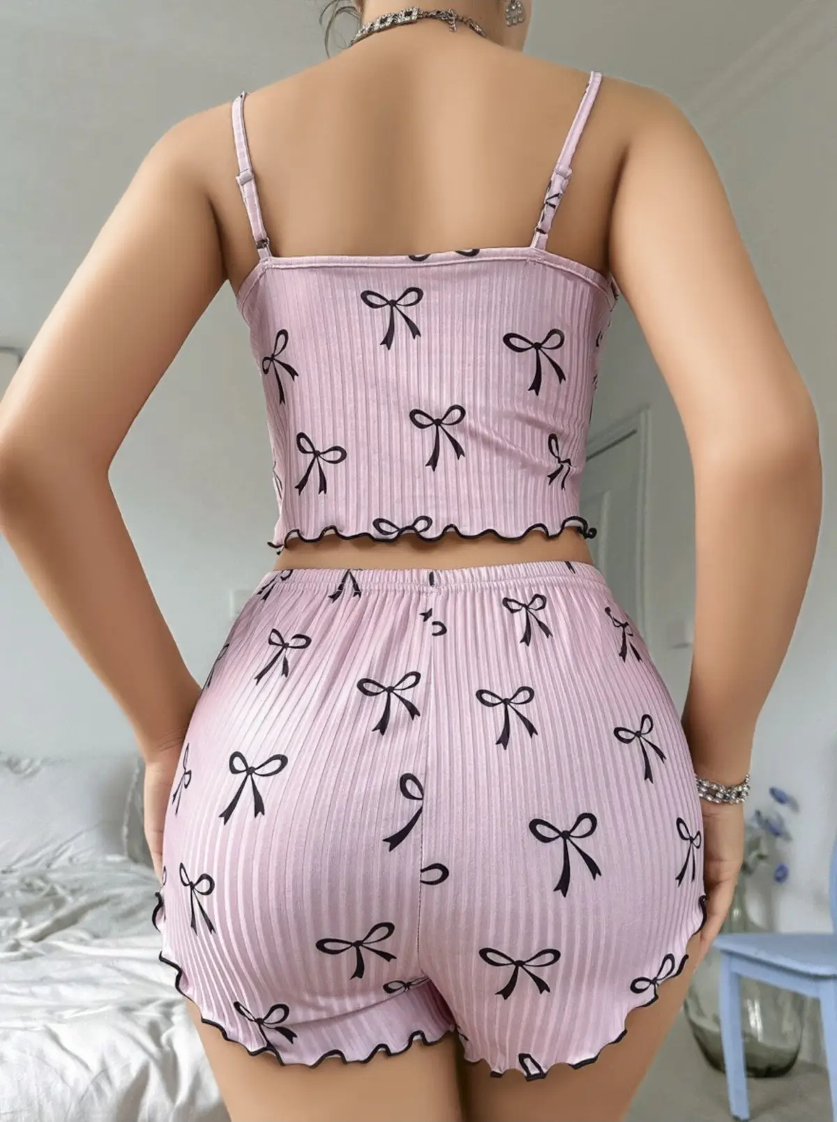 Kadın Pembe Kurdele Desenli Şortlu Pijama Takımı – Rahat ve Şık Ev Giyim — detay