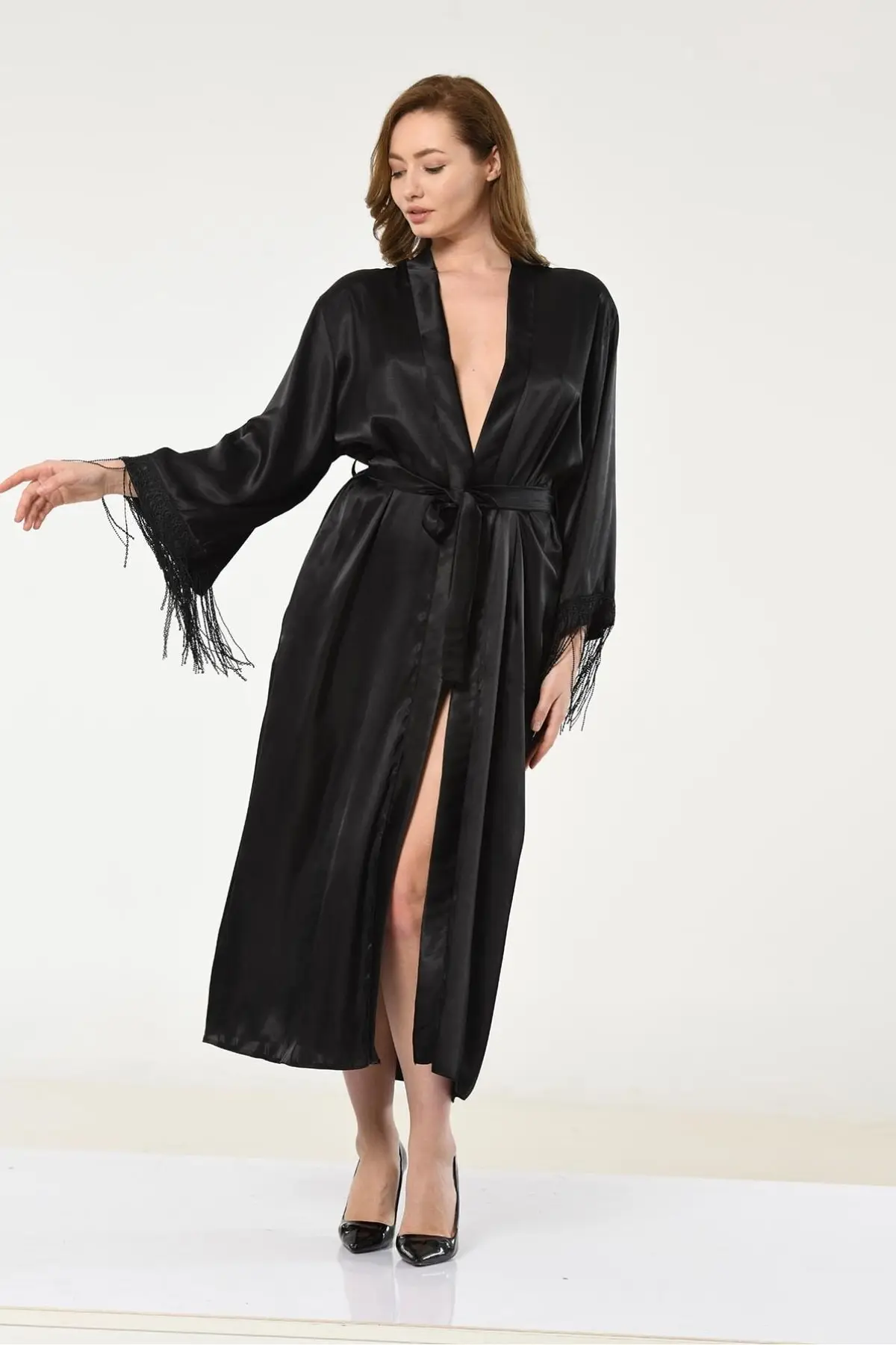 Kolları Saçaklı Siyah Saten Kimono.