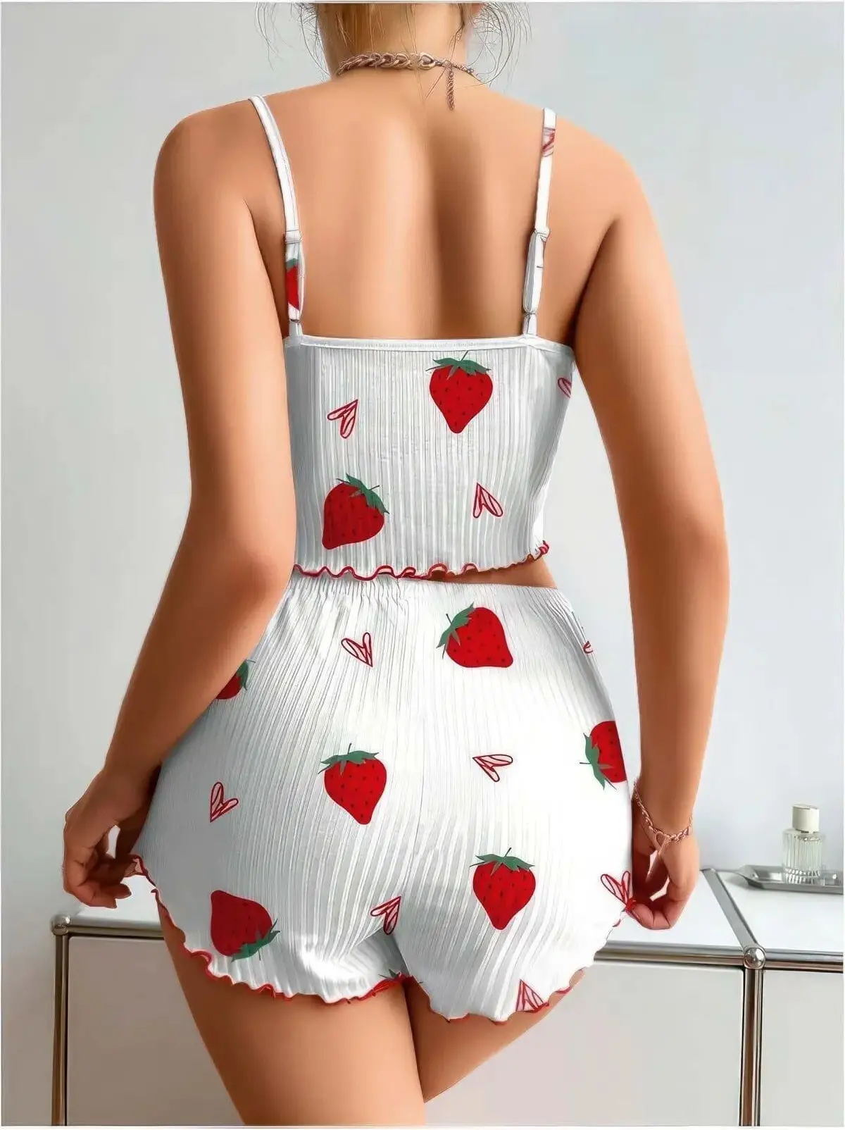 Beyaz Çilek Desenli Askılı Şortlu Pijama Takımı