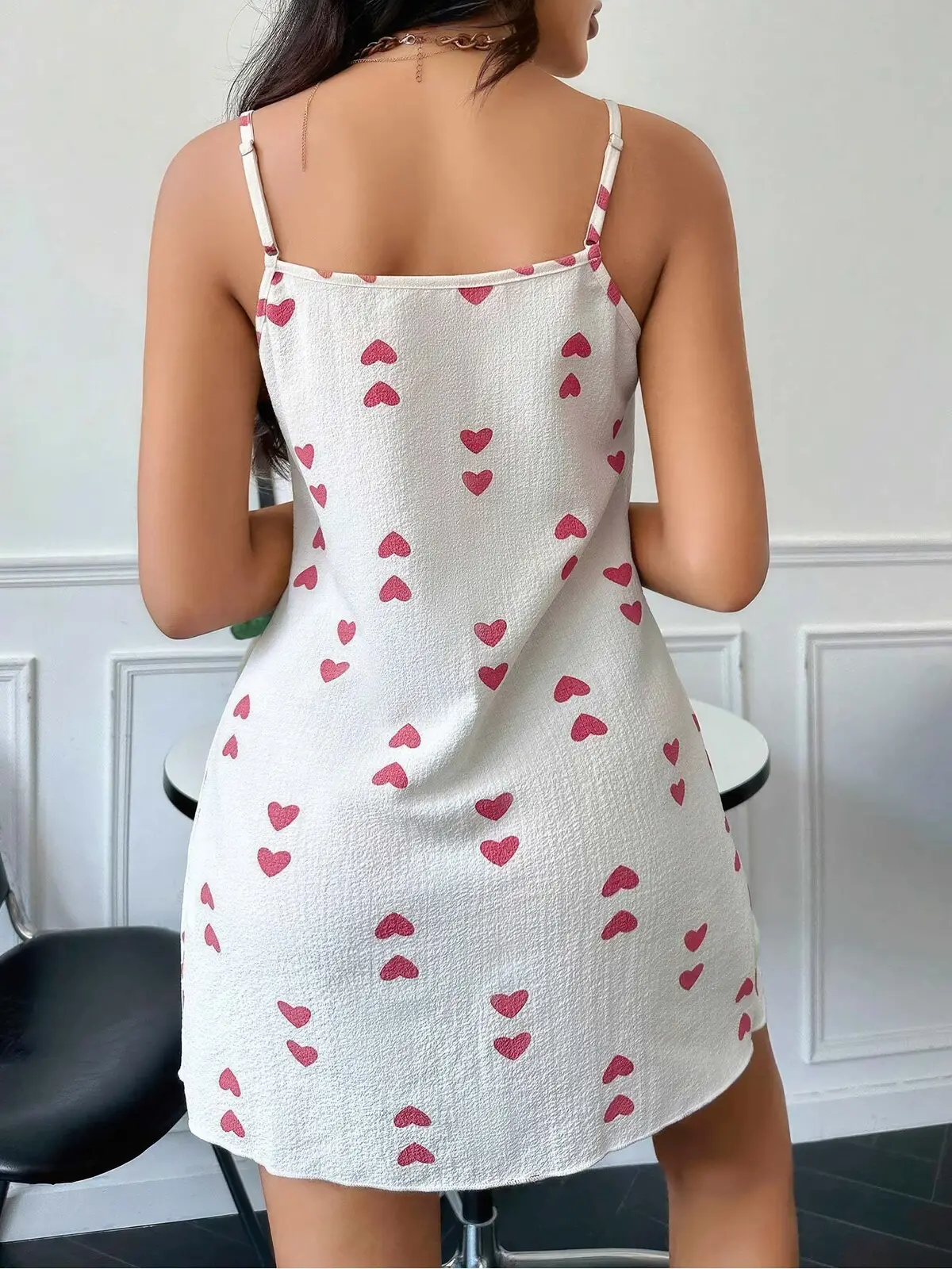 Kalpli Beyaz Askılı Mini Gecelik – Yumuşak Dokusuyla Rahat –