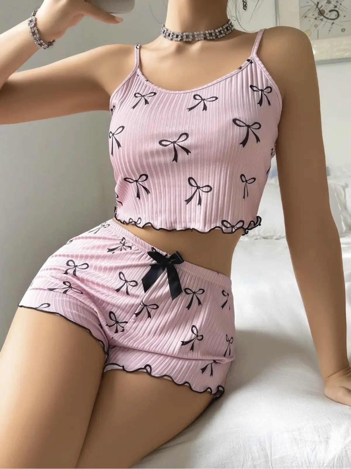 Kadın Pembe Kurdele Desenli Şortlu Pijama Takımı – Rahat ve Şık Ev Giyim